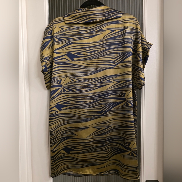 Stylish Gold and Black Patterned Blouse - Picture 3 of 3